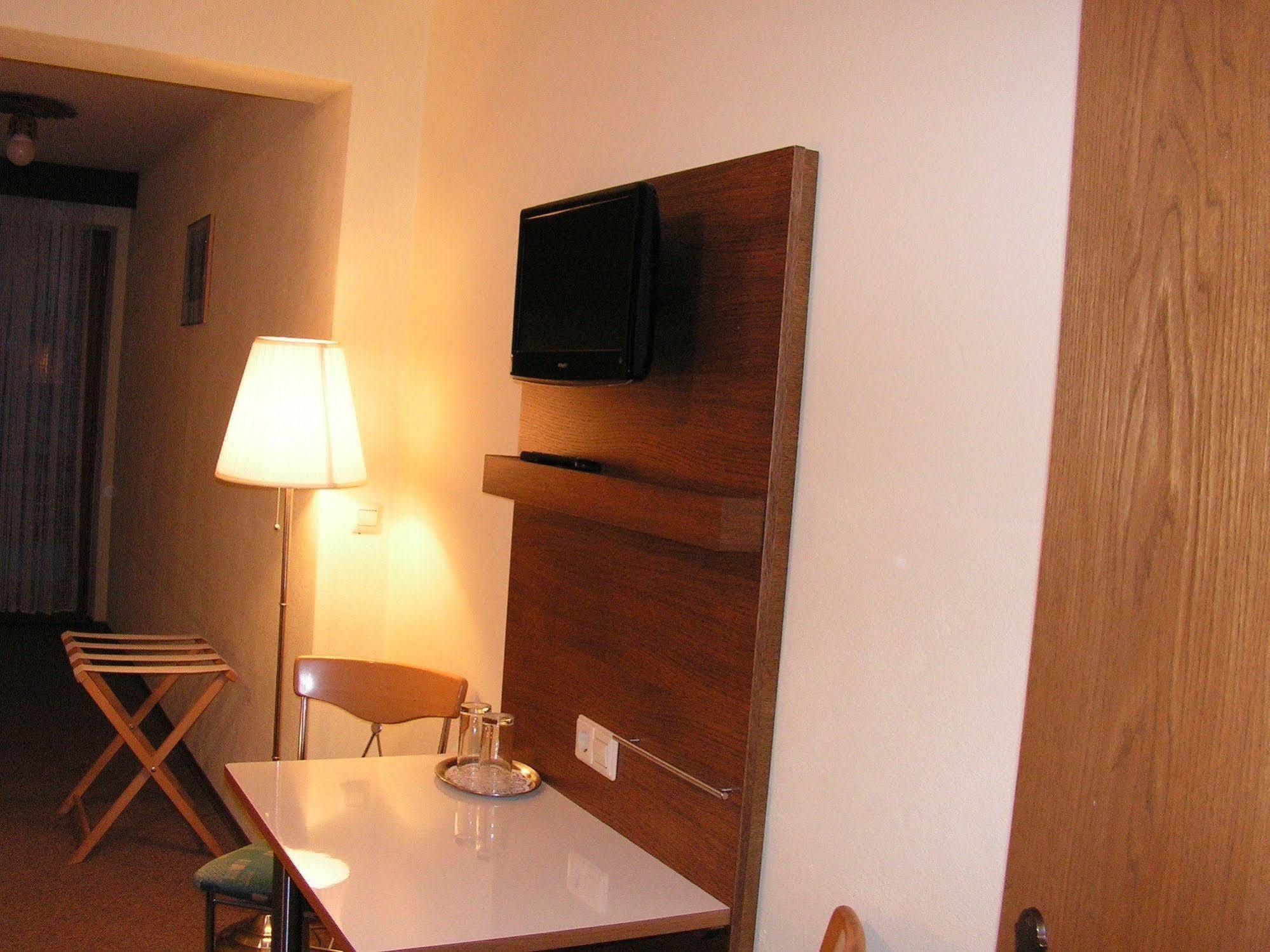 Hotel Garni Haus Alpine - Chiemgau Karte Inkl ルーポルディング エクステリア 写真
